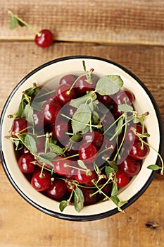 Ripe red cherries in a bowl macro