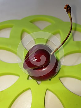 Ripe and red cherries on zeleno - white background