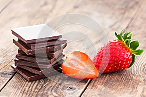 Ripe strawberries and dark chocolate, spices.
