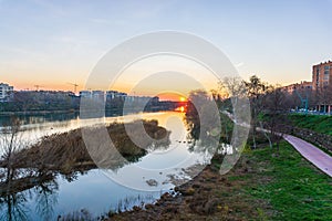 Rising sun on the bank of the Ebro river in Zaragoza..Sol naciente en la ribera del rio Ebro en Zaragoza