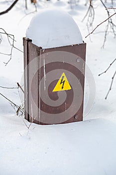 Risk of electric shock yellow sign