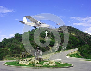 Risky plane landing at St Barth airport