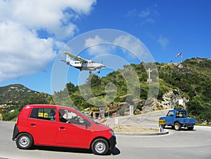 Risky plane landing at St Barts airport