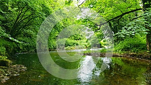 Un fiume . correre da. regno unito 