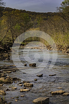 Un rio una cama a través de montanas en muy próximamente primavera 