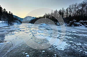 Řeka Bela zcela zamrzlá během extrémních mrazů