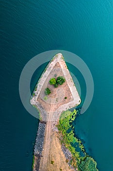 Un rio derivación. eje hecho de piedras. departamento de un rio una cama antes Agua presa 