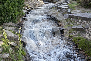 river comming throught the rocks