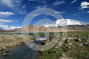 River flowing from Kara Kul lake