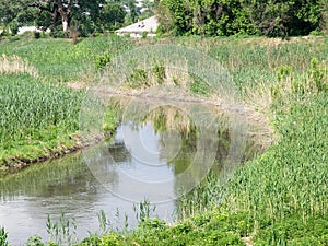 The river flows in the city.