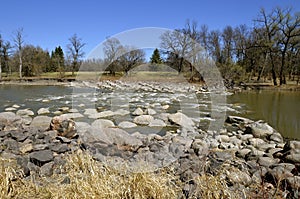 River flows through the rapids