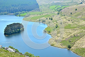 Un rio en vivacidad el valle en reino unido 