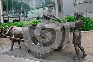 THE RIVER MERCHANTS, bronze sculpture by Aw Tee Hong, Flint Street, Fullerton Square