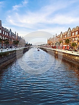 The river in the middle of the settlement provides beauty and coolness, making it suitable as a means of tourist transportation.