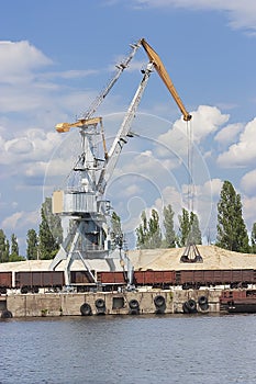 A river port, a wharf for shipping sand, loading wagons