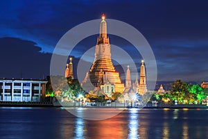 River side view of Wat Arun Ratchawararam Ratchawaramahawihan