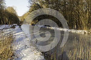 river in winter with snow in the Waterloopbos,