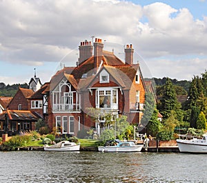 Riverside Houses and Moorings