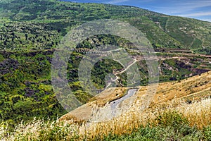 The road along the deep gorge