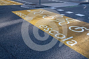 Road with school crossing sign indicates children crossing the street - Escola photo