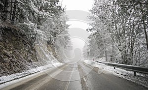 Strade nebbia. misterioso modo. nevoso montagna strade. da 