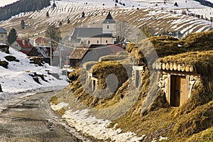 Silnice v obci Liptovská Teplička u podzemních sklepů na brambory