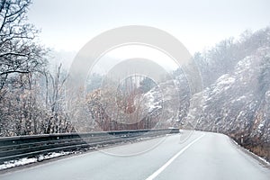 Horská cesta na Slovensku v zimnom období