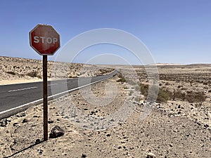 Carreteras en arenoso desierto de 
