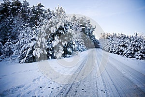 Carreteras escena en el invierno 