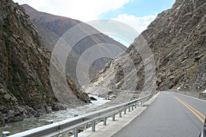road from shigatse to lhasa with mountains