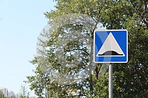 road sign indicating road retarder wedge