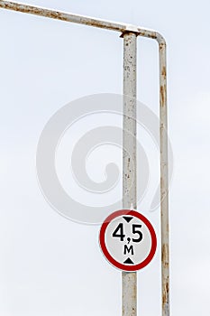 Road sign limitation height