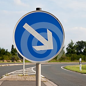 Road sign, right Arrow