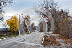 A road sign with a speed limit of up to 40 kilometers per hour.