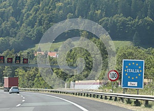 road sign with the text ITALIA htat means ITALY and yellow European stars near the border