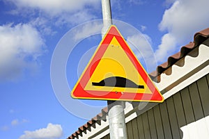 Road sign uneven road