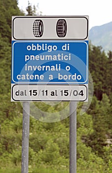 road sign with the writing in Italian which means Obligation of photo