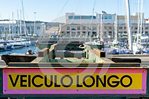 road signs in rectangular format in Portuguese of "veÃÂ­culo longo" photo