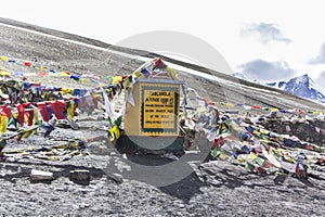 The road from Tanglala pass photo