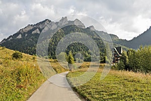 The road to the mountain shelter