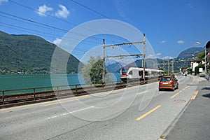 Carreteras montana suizo el tren vias ferreas vias ferreas barandilla cielo azul verano viajar transporte forma hermoso un viaje auto 