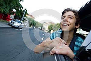 Eccitato ragazzo auto strade un viaggio 