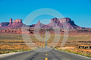 Carreteras un viaje sobre el Monumento el valle, Estados Unidos de América 