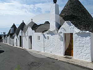 strada con trulli bianchi ad Alberobello photo