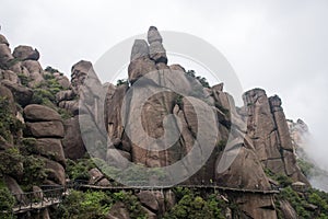 Roads built along the cliffs among the grand mountains-Lingshan Shangrao