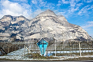 Camino cruz en sur Tirol azul pintado camino cruz antes montanas a cielo azul en el invierno 