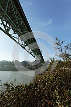 Calzada infraestructura puente a través de un rio acuoso 