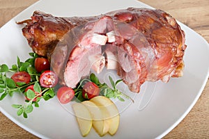 Roast ham with apples and tomatoes