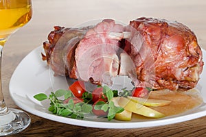 Roast ham with apples and tomatoes and wine