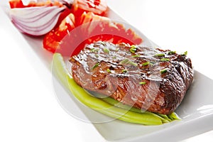 Roast meat served with tomato